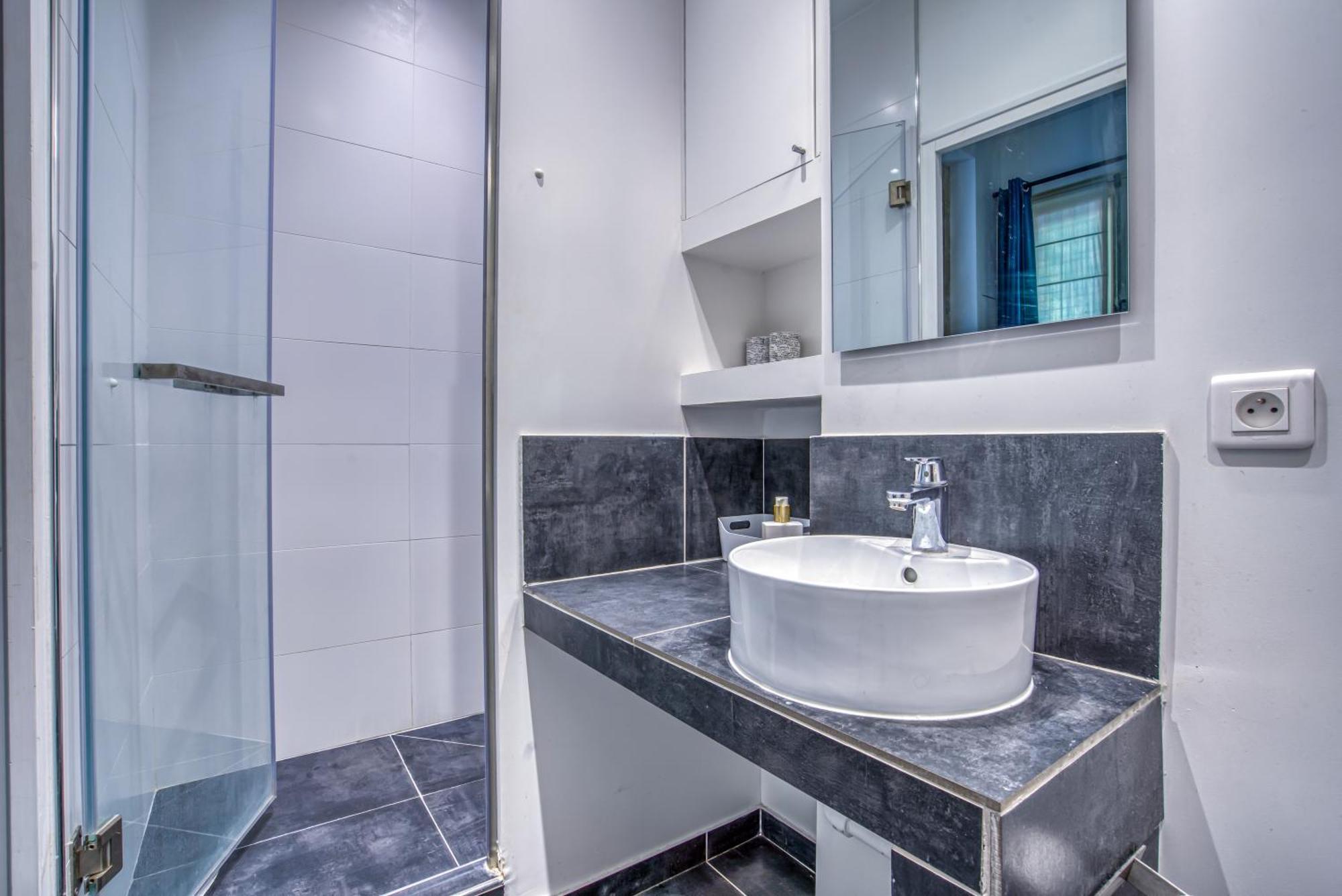 Appartement Nemo, Avec Mezzanine Sur Cour Porte Maillot *