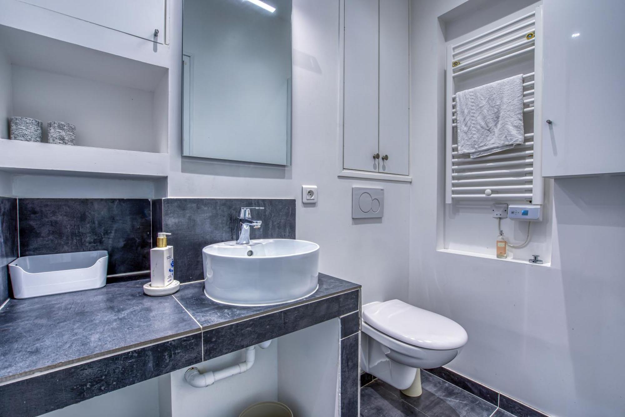 Nemo, Avec Mezzanine Sur Cour Porte Maillot Appartement Paris